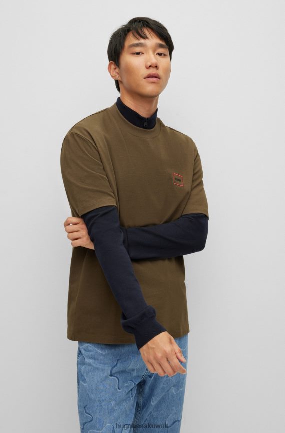 4TFNJN2670 أخضر غامق Hugo Boss تيشيرت Hugo باللون الأخضر الداكن بقصة مريحة من القطن العضوي مع شعار بإطار