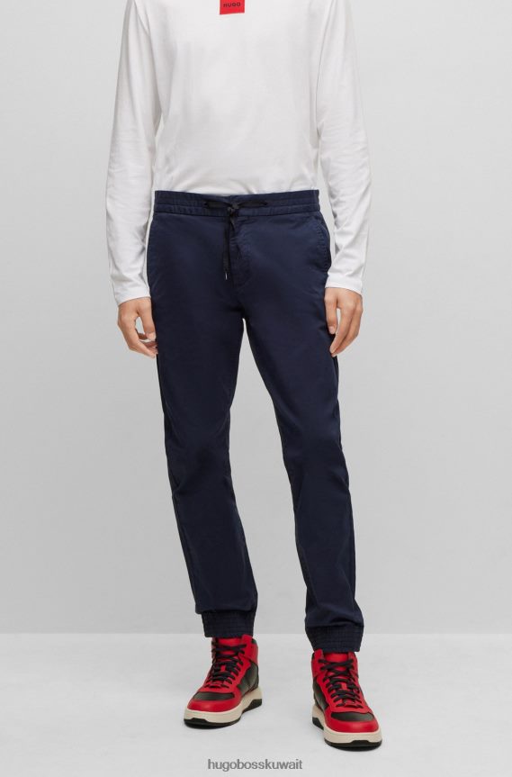 4TFNJN2692 أزرق غامق Hugo Boss بنطال تشينو هوغو ذو قصة ضيقة باللون الأزرق الداكن مصنوع من قطن الغبردين المطاطي