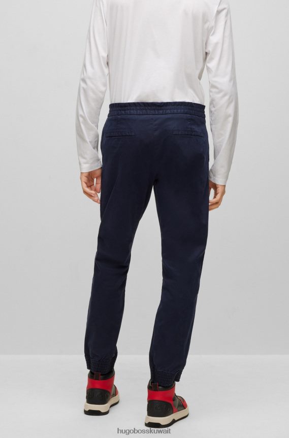 4TFNJN2692 أزرق غامق Hugo Boss بنطال تشينو هوغو ذو قصة ضيقة باللون الأزرق الداكن مصنوع من قطن الغبردين المطاطي