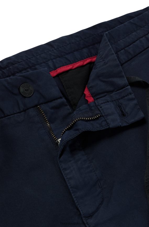 4TFNJN2692 أزرق غامق Hugo Boss بنطال تشينو هوغو ذو قصة ضيقة باللون الأزرق الداكن مصنوع من قطن الغبردين المطاطي