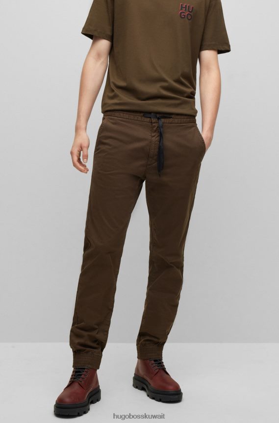 4TFNJN2693 أخضر غامق Hugo Boss بنطال تشينو Hugo بقصّة ضيقة مصنوع من قطن الغبردين المطاطي باللون الأخضر الداكن