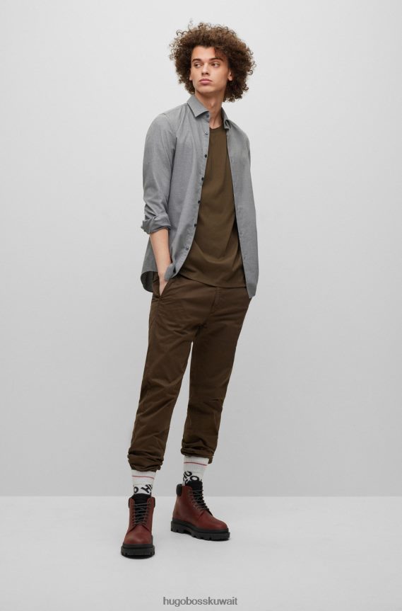 4TFNJN2693 أخضر غامق Hugo Boss بنطال تشينو Hugo بقصّة ضيقة مصنوع من قطن الغبردين المطاطي باللون الأخضر الداكن