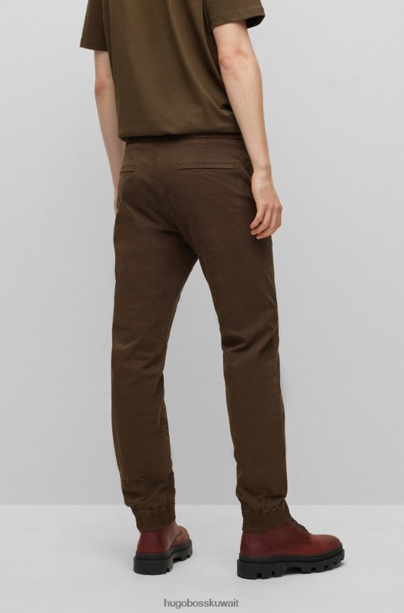 4TFNJN2693 أخضر غامق Hugo Boss بنطال تشينو Hugo بقصّة ضيقة مصنوع من قطن الغبردين المطاطي باللون الأخضر الداكن