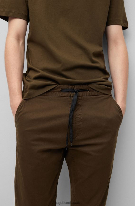 4TFNJN2693 أخضر غامق Hugo Boss بنطال تشينو Hugo بقصّة ضيقة مصنوع من قطن الغبردين المطاطي باللون الأخضر الداكن