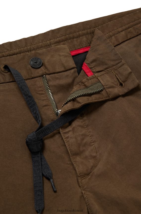 4TFNJN2693 أخضر غامق Hugo Boss بنطال تشينو Hugo بقصّة ضيقة مصنوع من قطن الغبردين المطاطي باللون الأخضر الداكن