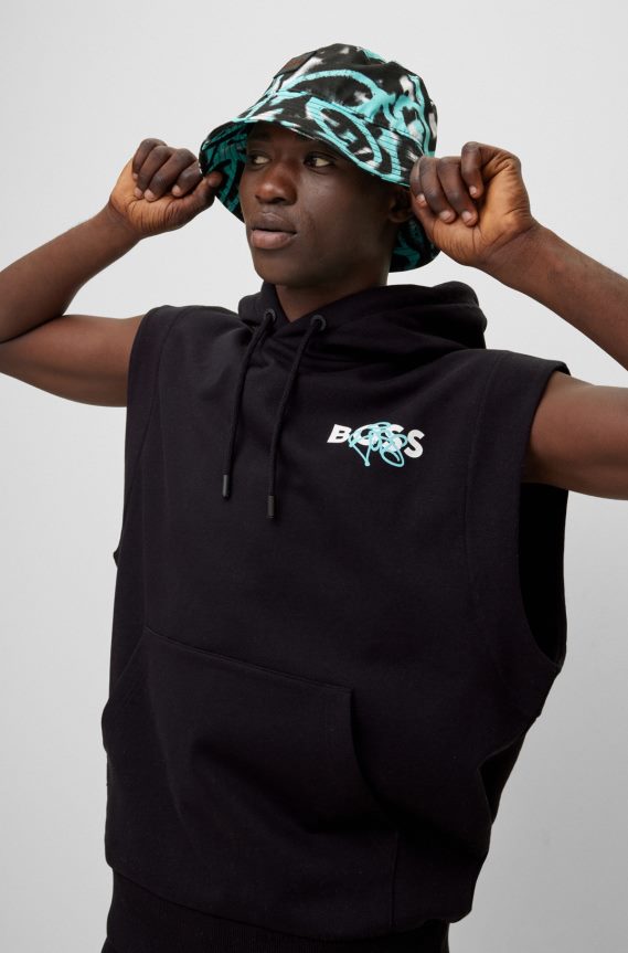4TFNJN2704 أسود Hugo Boss هودي هوغو من القطن باللون الأسود المريح بدون أكمام مع عمل فني بشعار جرافيتي