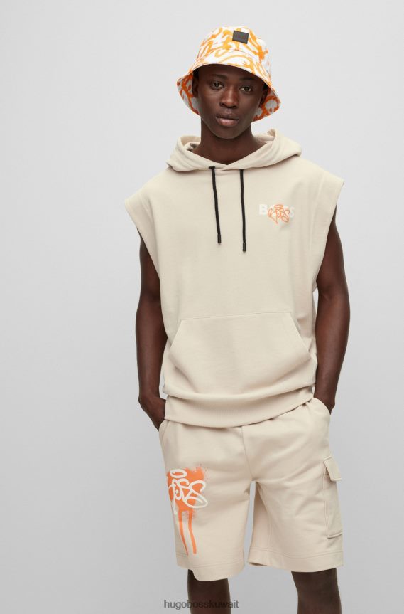 4TFNJN2705 البيج الفاتح Hugo Boss هودي من القطن بدون أكمام بتصميم مريح من Hugo مع عمل فني بشعار جرافيتي باللون البيج الفاتح