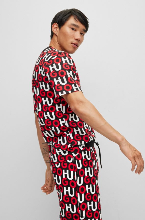 4TFNJN2719 منقوشة باللون الأحمر Hugo Boss تي شيرت من القطن العضوي منقوش باللون الأحمر مع شعارات Hugo المكدسة بالكامل