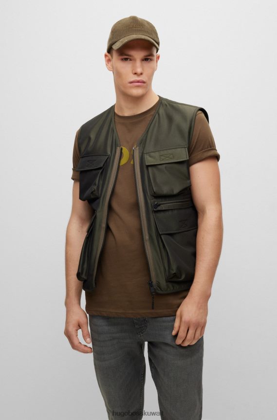 4TFNJN2750 أخضر غامق Hugo Boss سترة هوغو ذات لون أخضر داكن وطاردة للماء بقصة ضيقة مع رقعة الشعار