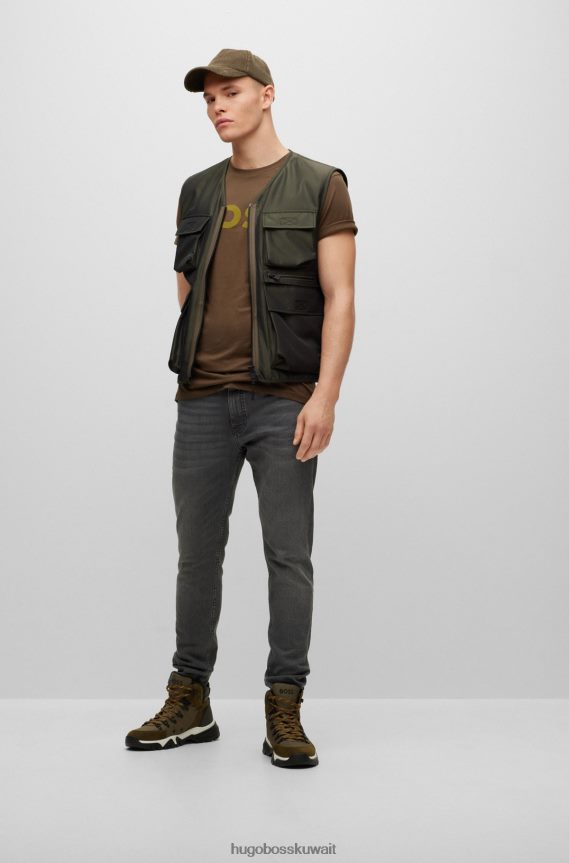 4TFNJN2750 أخضر غامق Hugo Boss سترة هوغو ذات لون أخضر داكن وطاردة للماء بقصة ضيقة مع رقعة الشعار