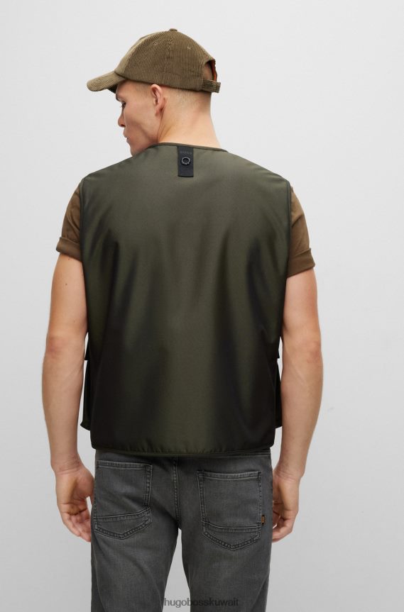 4TFNJN2750 أخضر غامق Hugo Boss سترة هوغو ذات لون أخضر داكن وطاردة للماء بقصة ضيقة مع رقعة الشعار