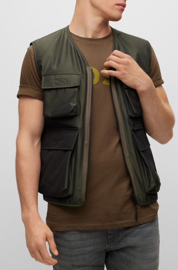 4TFNJN2750 أخضر غامق Hugo Boss سترة هوغو ذات لون أخضر داكن وطاردة للماء بقصة ضيقة مع رقعة الشعار