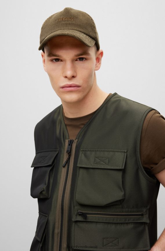 4TFNJN2750 أخضر غامق Hugo Boss سترة هوغو ذات لون أخضر داكن وطاردة للماء بقصة ضيقة مع رقعة الشعار