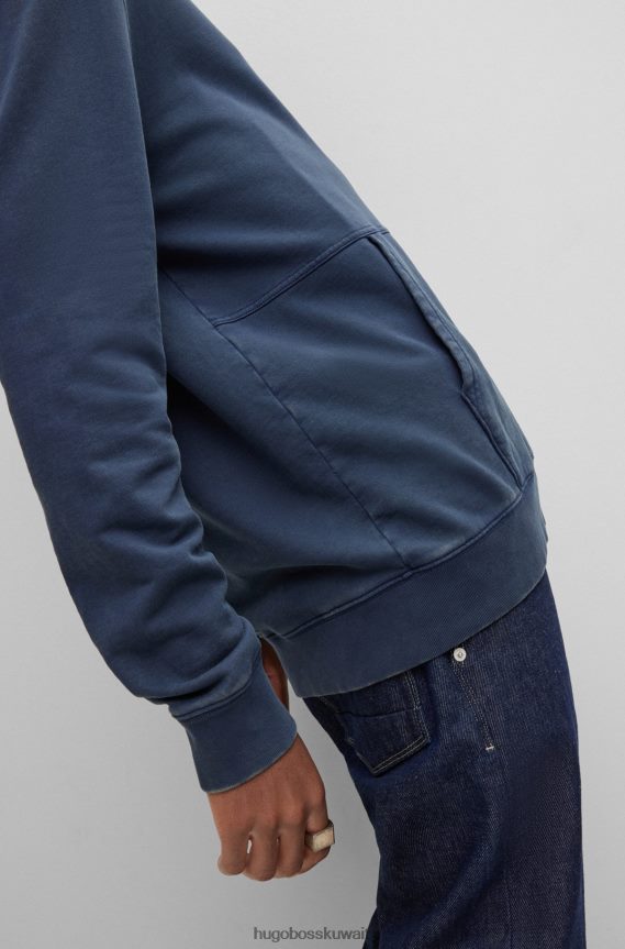 4TFNJN2769 أزرق غامق Hugo Boss هوغو | سترة بغطاء رأس من القطن العضوي مع ملصق شعار كبسولة