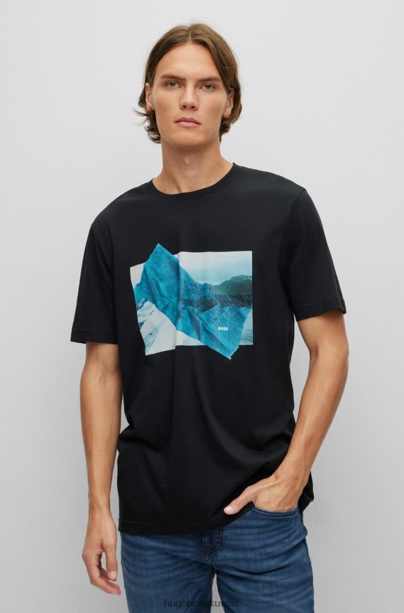 4TFNJN2796 أسود Hugo Boss تي شيرت هوغو أسود من قطن بيما بقصة عادية مع عمل فني مطبوع