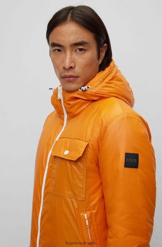 4TFNJN2807 برتقالي فاتح Hugo Boss سترة هوغو ذات غطاء رأس مقاومة للماء باللون البرتقالي الفاتح مصنوعة من مادة لامعة
