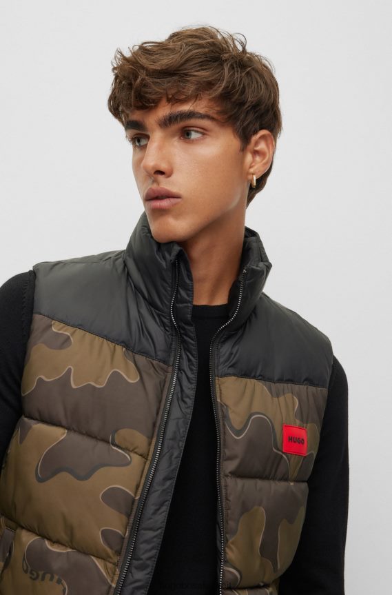 4TFNJN2819 منقوشة Hugo Boss جيليه هوغو منقوش بقصة ضيقة مع طباعة مموهة وشعارات مدمجة