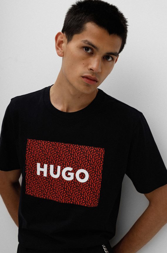 4TFNJN2832 أسود Hugo Boss تيشيرت هوغو من الجيرسي القطني باللون الأسود بقصة عادية وطبعة شعار