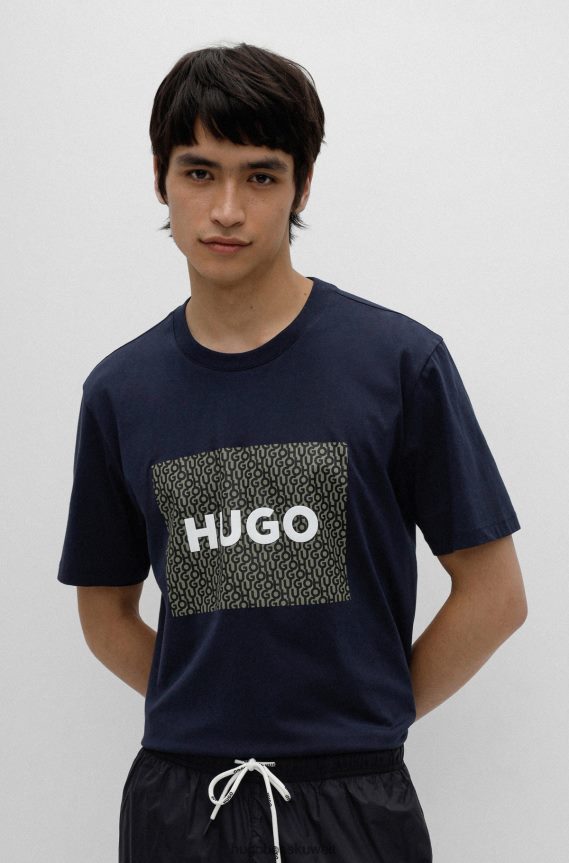 4TFNJN2833 أزرق غامق Hugo Boss تيشيرت هوغو من الجيرسي القطني بقصّة عادية وطبعة شعار باللون الأزرق الداكن