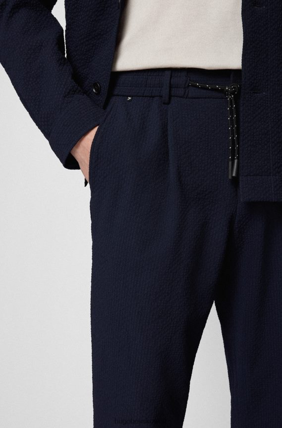 4TFNJN2858 أزرق غامق Hugo Boss بنطال بقصّة مدببة مصنوع من القماش القطني المطاطي باللون الأزرق الداكن