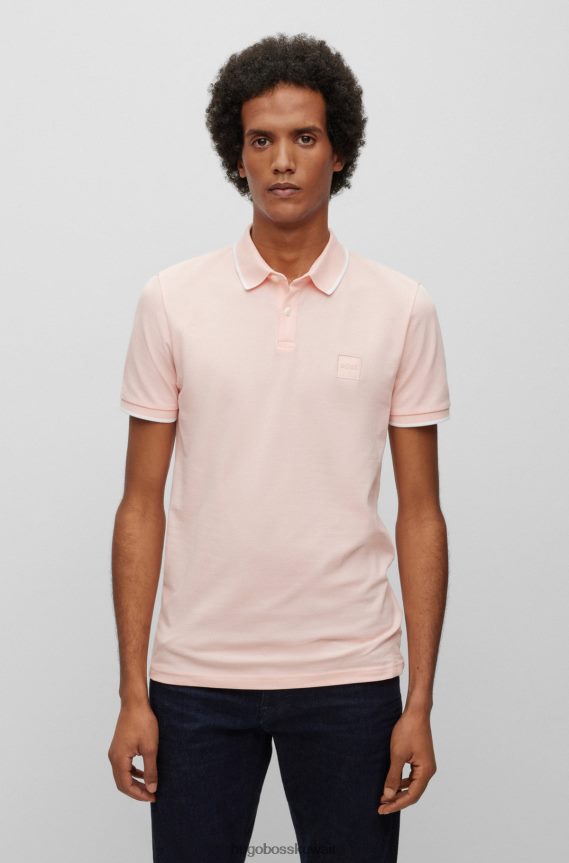 4TFNJN2882 وردي فاتح Hugo Boss قميص بولو من Hugo مصنوع من القطن المطاطي بقصة ضيقة مع رقعة شعار باللون الوردي الفاتح