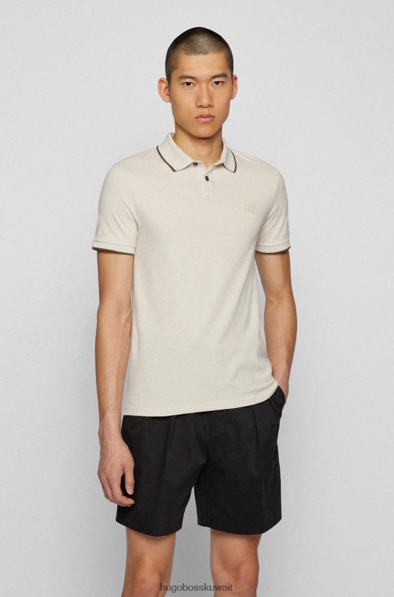 4TFNJN2887 البيج الفاتح Hugo Boss قميص بولو من Hugo مصنوع من القطن المرن باللون البيج الفاتح مع رقعة الشعار