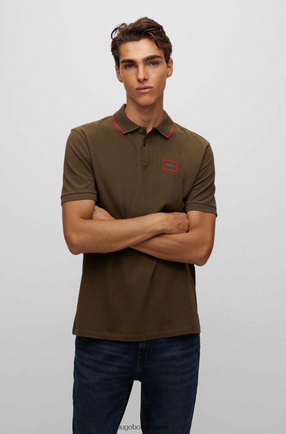 4TFNJN2911 أخضر غامق Hugo Boss قميص بولو هوغو من قطن بيكيه © باللون الأخضر الداكن مع شعار بإطار أحمر