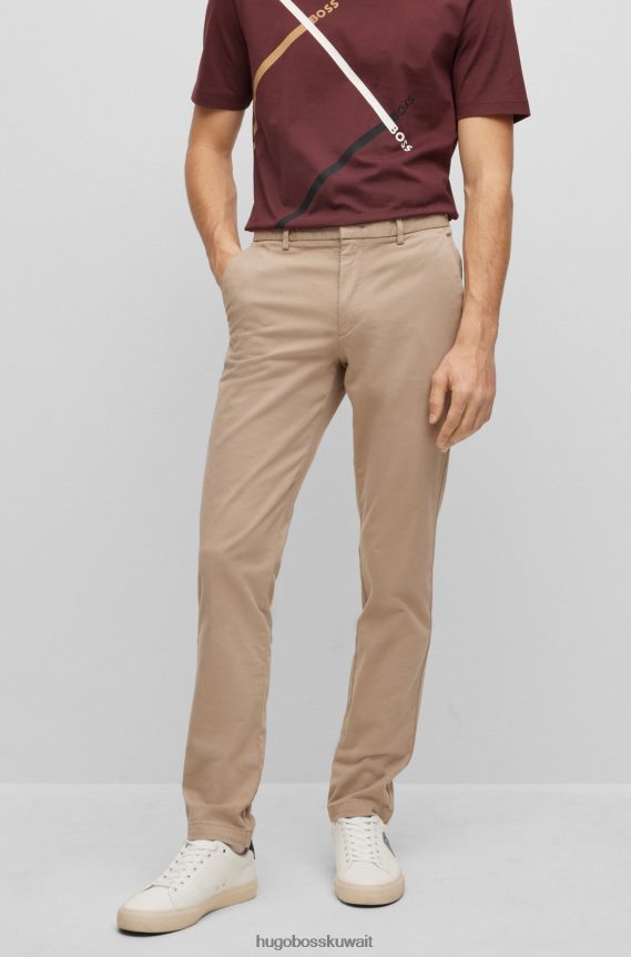 4TFNJN2929 البيج الفاتح Hugo Boss بنطال تشينو من هوغو باللون البيج الفاتح مصنوع من قطن الجبردين المطاطي