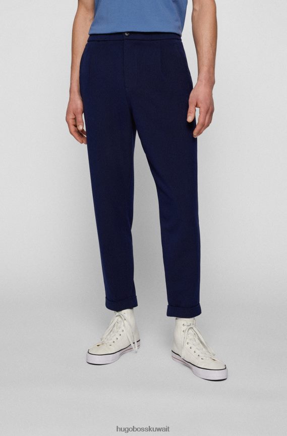 4TFNJN2997 أزرق غامق Hugo Boss بنطال هوغو قصير بقصّة مستدقّة من نسيج التويل المطاطي باللون الأزرق الداكن