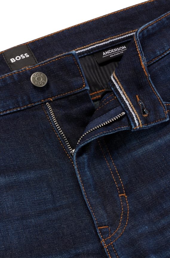 4TFNJN3026 أزرق غامق Hugo Boss جينز أزرق داكن باللون الأزرق الداكن من قماش الدنيم فائق النعومة والمطاط المريح