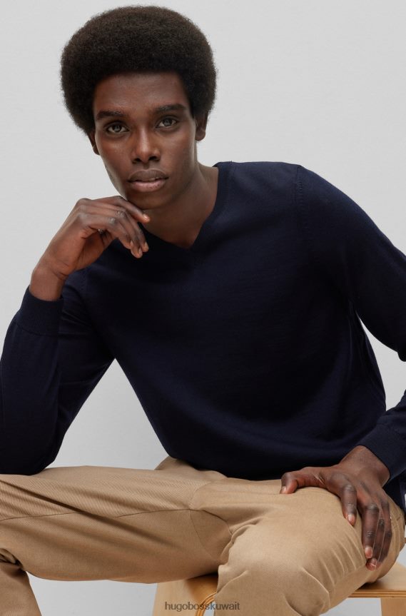 4TFNJN3069 أزرق غامق Hugo Boss سترة هوغو ذات لون أزرق داكن ورقبة على شكل حرف V من الصوف البكر