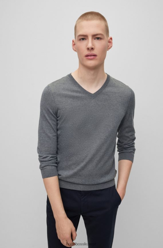 4TFNJN3070 رمادي Hugo Boss سترة هوغو بقصة ضيقة ورقبة على شكل حرف V من الصوف البكر باللون الرمادي