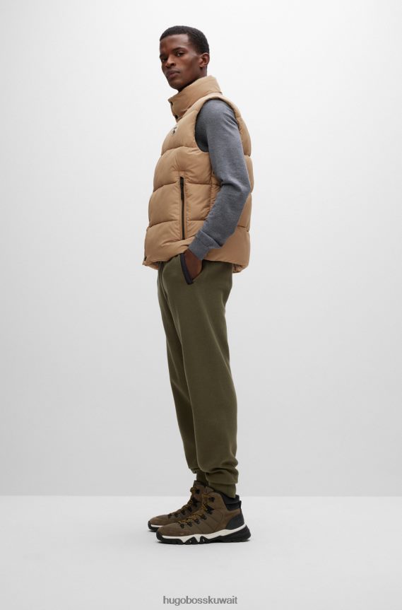 4TFNJN3074 اللون البيج Hugo Boss جيليه مبطن مقاوم للماء مع شارة شعار الجبل هوغو بيج