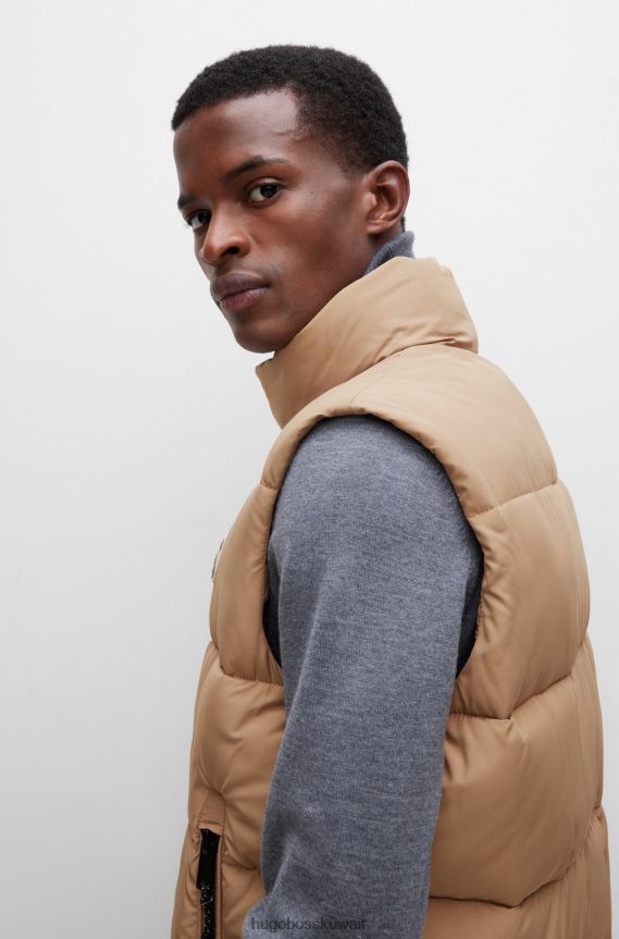 4TFNJN3074 اللون البيج Hugo Boss جيليه مبطن مقاوم للماء مع شارة شعار الجبل هوغو بيج