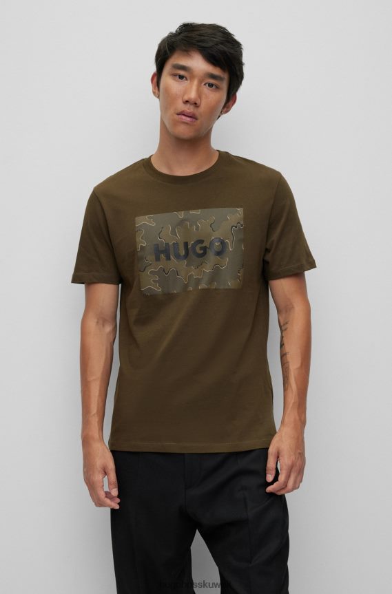 4TFNJN3080 أخضر غامق Hugo Boss تي شيرت من الجيرسي القطني مزين بطبعة مموهة وعلامة هوغو باللون الأخضر الداكن