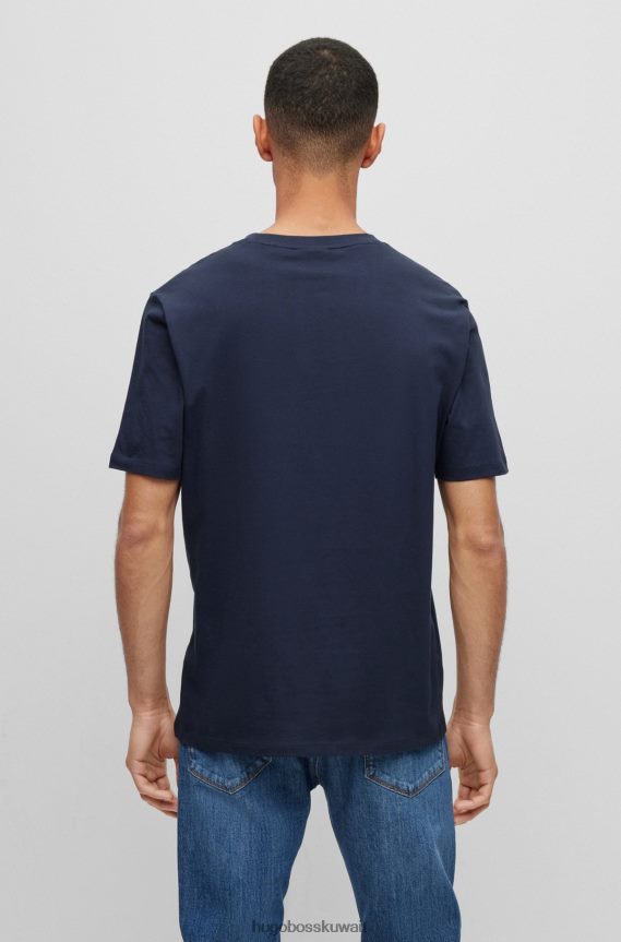 4TFNJN3132 أزرق غامق Hugo Boss تي شيرت من القطن يحمل شعار هوغو باللون الأحمر والأزرق الداكن