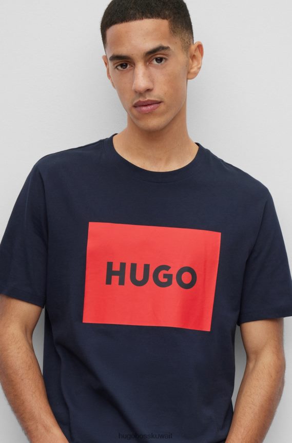 4TFNJN3132 أزرق غامق Hugo Boss تي شيرت من القطن يحمل شعار هوغو باللون الأحمر والأزرق الداكن