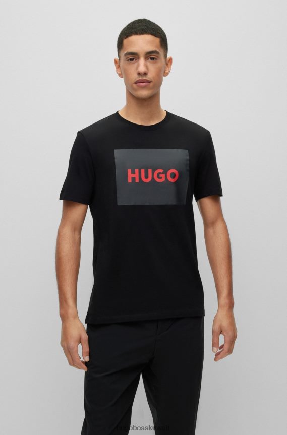 4TFNJN3134 أسود Hugo Boss تي شيرت هوغو من القطن باللون الأسود مع ملصق شعار أحمر
