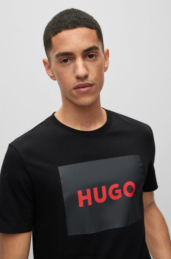 4TFNJN3134 أسود Hugo Boss تي شيرت هوغو من القطن باللون الأسود مع ملصق شعار أحمر