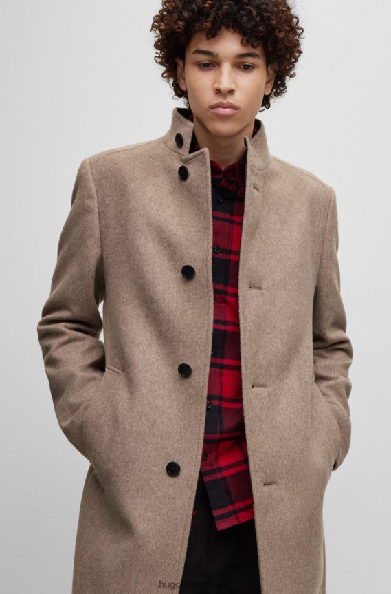 4TFNJN3137 اللون البيج Hugo Boss معطف من مزيج الصوف باللون البيج مع فتحة شعار هوغو