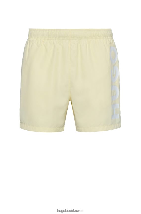4TFNJN3171 أصفر فاتح Hugo Boss هوغو شورت سباحة سريع الجفاف باللون الأصفر الفاتح مع شعار عمودي