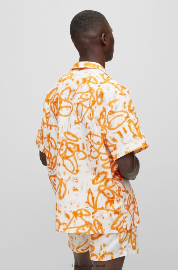4TFNJN3220 البرتقالي Hugo Boss قميص هوغو برتقالي بأكمام قصيرة وقصة مريحة مع أعمال فنية على الجدران