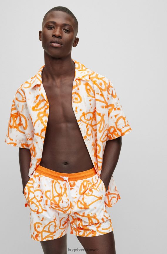 4TFNJN3220 البرتقالي Hugo Boss قميص هوغو برتقالي بأكمام قصيرة وقصة مريحة مع أعمال فنية على الجدران