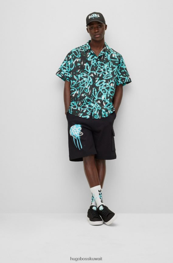 4TFNJN3221 أزرق فاتح Hugo Boss قميص Hugo باللون الأزرق الفاتح بأكمام قصيرة وقصة مريحة مع أعمال فنية على الجدران