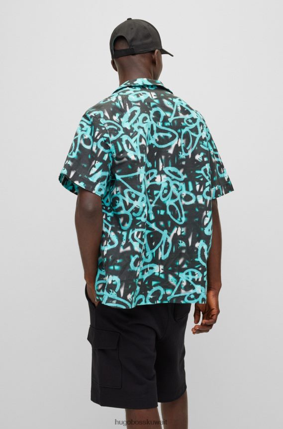 4TFNJN3221 أزرق فاتح Hugo Boss قميص Hugo باللون الأزرق الفاتح بأكمام قصيرة وقصة مريحة مع أعمال فنية على الجدران