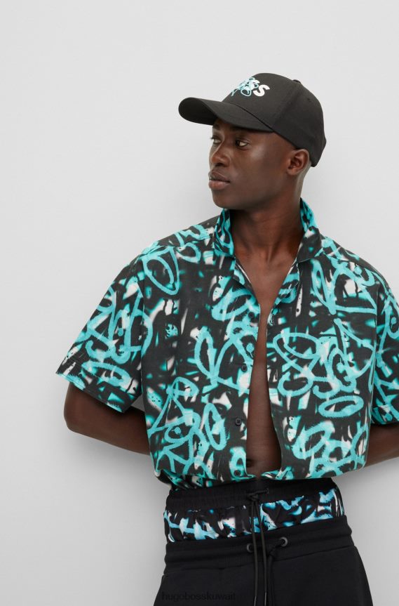 4TFNJN3221 أزرق فاتح Hugo Boss قميص Hugo باللون الأزرق الفاتح بأكمام قصيرة وقصة مريحة مع أعمال فنية على الجدران