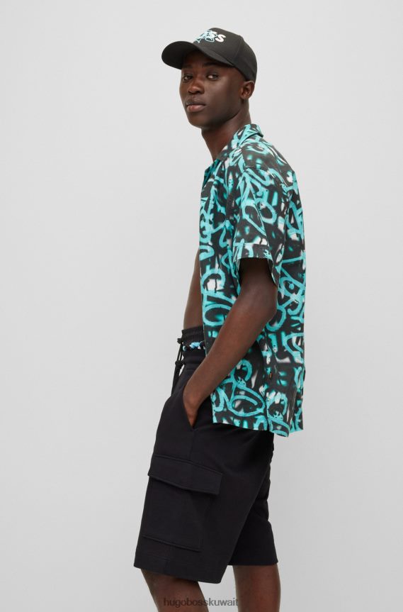 4TFNJN3221 أزرق فاتح Hugo Boss قميص Hugo باللون الأزرق الفاتح بأكمام قصيرة وقصة مريحة مع أعمال فنية على الجدران