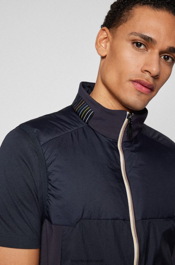 4TFNJN3223 أزرق غامق Hugo Boss جيليه مبطن مع شعار هوغو متعدد الألوان باللون الأزرق الداكن