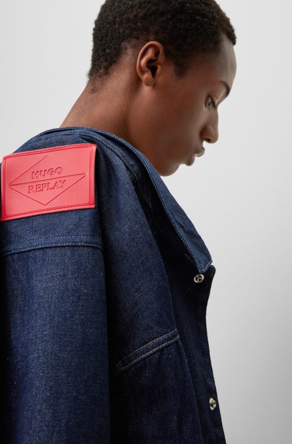 4TFNJN3225 أزرق غامق Hugo Boss هوغو | سترة Replay بقصّة عادية مصنوعة من الدنيم باللون الأزرق الداكن