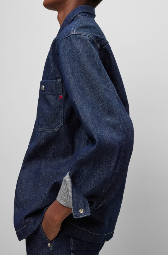 4TFNJN3225 أزرق غامق Hugo Boss هوغو | سترة Replay بقصّة عادية مصنوعة من الدنيم باللون الأزرق الداكن